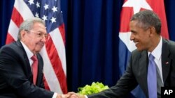 Američki predsednik Barak Obama i kubanski predsednik Raul Kastro razgovaraju u Njujorku.