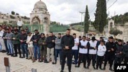 8일 동예루살렘에 모여 기도하는 팔레스타인인 이슬람교 신도들