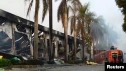 Regu pemadam kebakaran beristirahat di dekat sebuah pabrik sepatu milik China di Propinsi Binh Duong, Vietnam selatan14/5/2014. 