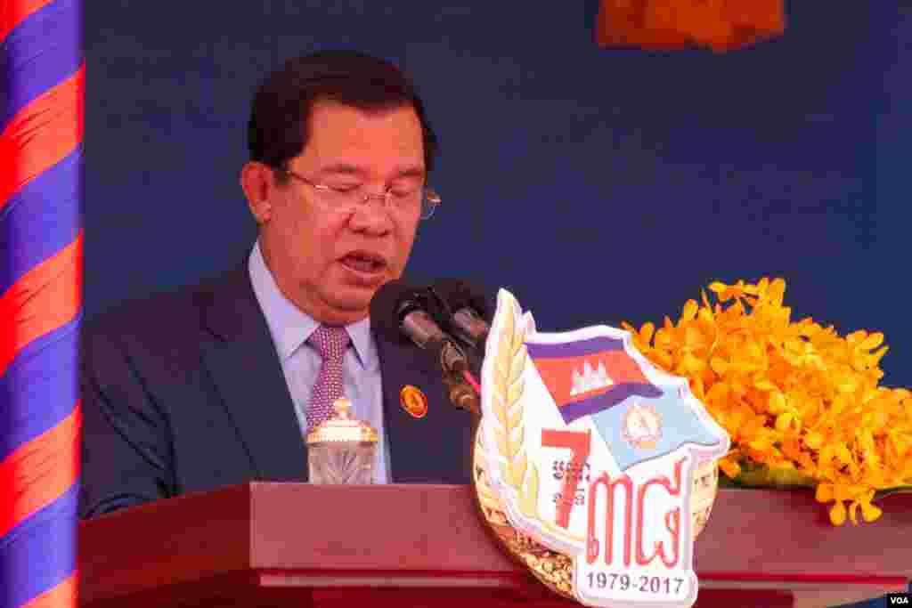 លោក​នាយករដ្ឋមន្ត្រី​ហ៊ុន​ សែន​ ថ្លែង​សន្ទរកថា​នៅ​ក្នុង​​ពិធី​រំឭក​ខួប​ថ្ងៃ​៧​ មករា​ លើក​ទី​៣៨​ នៅឯ​​ទីស្នាក់ការ​គណបក្ស​ប្រជាជន​កម្ពុជា​ ក្នុង​រាជធានីភ្នំពេញ​ កាល​ពី​ថ្ងៃ​ទី​៧​ ខែ​មករា​ ឆ្នាំ​២០១៧។​ (ហ៊ាន សុជាតា/ VOA)