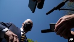 조 바이든 미국 대통령이 5일 백악관 정원에서 기자들과 대화하고 있다.