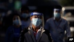 រូបឯកសារ៖ បុរស​ម្នាក់​ពាក់​ម៉ាស់​មុខ​រង់ចាំ​ធ្វើ​តេស្ត​រក​ជំងឺ​កូវីដ១៩ នៅ​កីឡាដ្ឋានជាតិ​អូឡាំពិក​ ក្រោយ​ពី​មាន​ការ​ផ្ទុះ​ការ​ឆ្លង​ជំងឺ​នេះ​នៅ​ក្នុង​សហគមន៍​ជា​លើក​ដំបូង​កាល​ពី​ខែ​មុន ថ្ងៃទី ៨ ខែធ្នូ ឆ្នាំ ២០២០។ 