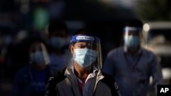 រូបឯកសារ៖ បុរស​ម្នាក់​ពាក់​ម៉ាស់​មុខ​រង់ចាំ​ធ្វើ​តេស្ត​រក​ជំងឺ​កូវីដ១៩ នៅ​កីឡាដ្ឋានជាតិ​អូឡាំពិក​ ក្រោយ​ពី​មាន​ការ​ផ្ទុះ​ការ​ឆ្លង​ជំងឺ​នេះ​នៅ​ក្នុង​សហគមន៍​ជា​លើក​ដំបូង​កាល​ពី​ខែ​មុន ថ្ងៃទី៨ ខែធ្នូ ឆ្នាំ២០២០។ 