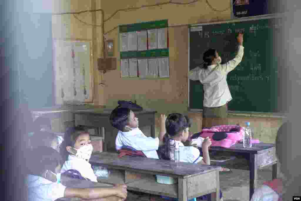 កុមារ​​កម្ពុជា​ពាក់ម៉ាស​ ចូលរៀន​​ក្នុង​ថ្នាក់​រៀន​​ តាម​ការ​កំណត់​របស់​ក្រសួង​អប់រំ​ យុវជន​ និង​កីឡា​ ​ក្រោយ​ការ​រំខាន​ដោយ​ជំងឺ​កូវីដ​១៩​ អស់​ពេល​ជាច្រើន​ខែ រាជធានីភ្នំពេញ​ ថ្ងៃ​ទី១​ ខែ​វិច្ឆិកា​ ឆ្នាំ​២០២១។​ (ហ៊ាន សុជាតា​/វីអូអេ)