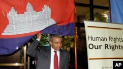 ក្រុម​អ្នក​ឃ្លាំមើល​សភាព​ការណ៍​នយោបាយ​​​រំពឹង​ថា​​សំណើ​​របស់​លោក​នាយក​រដ្ឋមន្ត្រី​ហ៊ុន សែន​​ ដែល​សុំ​ឲ្យ​លោក​សូរីយ៉ា ​ប្រាសាទ​ ស៊ូបេឌី​ អ្នក​រាយ​ការណ៍​ពិសេស​របស់​អ.ស.ប.​ផ្នែក​សិទ្ធិ​មនុស្ស​ប្រចាំ​កម្ពុជា​​ ធ្វើជា​អ្នក​សម្រប​ចំពោះ​ការ​ជាប់គាំង​នយោបាយ​នោះ​ អាច​ជា​ជំហ៊ាន​ចាប់​ផ្តើម​ថ្មី​ក្នុង​​​ការ​ទម្លុះទម្លាយ​ភាព​ទល់ច្រក​ផ្នែក​នយោបាយ​នេះ។​