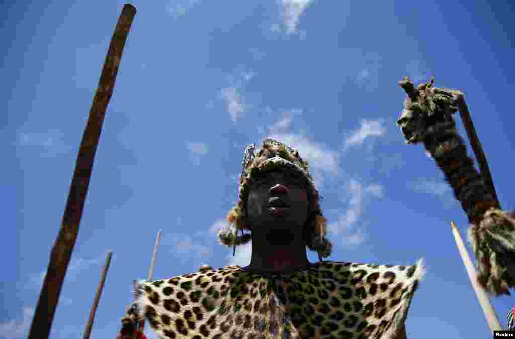 Prajurit Zulu menari untuk menghormati mantan presiden Afrika Selatan Nelson Mandela di sebuah bukit di atas makam milik keluarga Mandela di Qunu, Afrika Selatan, tempat Mandela dimakamkan, 15 Desember 2013.