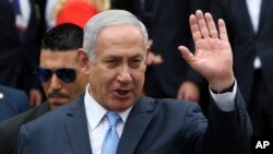 Perdana Menteri Israel Benjamin Netanyahu melambaikan tangannya kepaa media saat meninggalkan Isnata Presiden seusai pertemuan dengan PM YUnani Alexis Tsipras dan Presiden Cyprus' Nikos Anastasiades di ibukota Nicosia, Cyprus, 8 Mei 2018. (Foto: dok). 