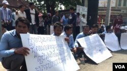 រូបឯកសារ៖ ក្រុម​អតីត​អ្នក​បើកបរ​រថយន្ត​​ក្រុង​​ឲ្យ​​ក្រុមហ៊ុន​កាពីតូល​ កាល​ពី​ថ្ងៃ​ច័ន្ទ​ទី​៨ ខែ​កុម្ភៈ ឆ្នាំ ២០១៦ លើក​បដា​ បង្ហាញពី​​​ការ​​ទាមទារឲ្យ​រក​យុត្តិធម៌​ដល់​​លោក​ ណន វណ្ណា​ អតីត​អ្នក​បើកបរ​ឡានក្រុង​​ឲ្យ​​ក្រុមហ៊ុន​កាពីតូល​ និង​លោក​ រស់​ ស៊ី​ផៃ​ សមាជិក​សហភាពការងារ​កម្ពុជា​ ដែល​ត្រូវ​អាជ្ញាធរ​មាន​សមត្ថកិច្ច​ខ័ណ្ឌ ​៧មករា​ ចាប់​ខ្លួន​កាល​ពី​ថ្ងៃ​សៅរិ៍​ ទី​៦ ខែកុម្ភៈ​ ឆ្នាំ​២០១៦។ (ហ៊ុល រស្មី/​VOA Khmer)