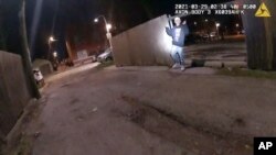 Ova slika s video zapisa kamere na tijelu, policijske uprave Chicaga prikazuje trenutak prije nego što je policajac iz Chicaga Eric Stillman ubio Adama Toleda, 13, 29. ožujka 2021. u Chicagu. (Policijska uprava u Chicagu putem AP-a)