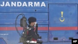 یک افسر نیروی امنیتی ترکیه در ورودی دادگاه متهمان کودتا، ۲۶ نوامبر ۲۰۲۰ 