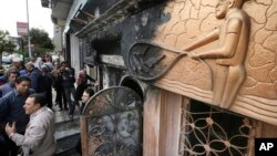 អ្នក​ស៊ើបអង្កេត​អេហ្ស៊ីប​ត្រួតពិនិត្យ​កន្លែង​កើត​ហេតុ​នៃ​ការ​វាយប្រហារ​ទៅ​លើ​ក្លឹប​រាត្រី​នៅ​ក្នុង​ក្រុង​គែរ ប្រទេស​អេហ្ស៊ីប កាលពី​ថ្ងៃទី៤ ខែធ្នូ ឆ្នាំ២០១៥។