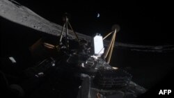 Лежащий на боку аппарат «Афина» на лунной поверхности (снимок был опубликован 7 марта компанией Intuitive Machines)