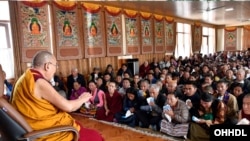 达赖喇嘛1月17日在印度向信众传法。