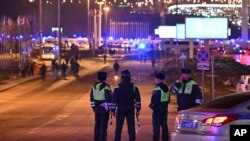 지난 22일 테러가 발생한 러시아 모스크바 외곽 '크로커스 시티홀' 진입로를 경찰이 차단하고 있다. (자료사진)