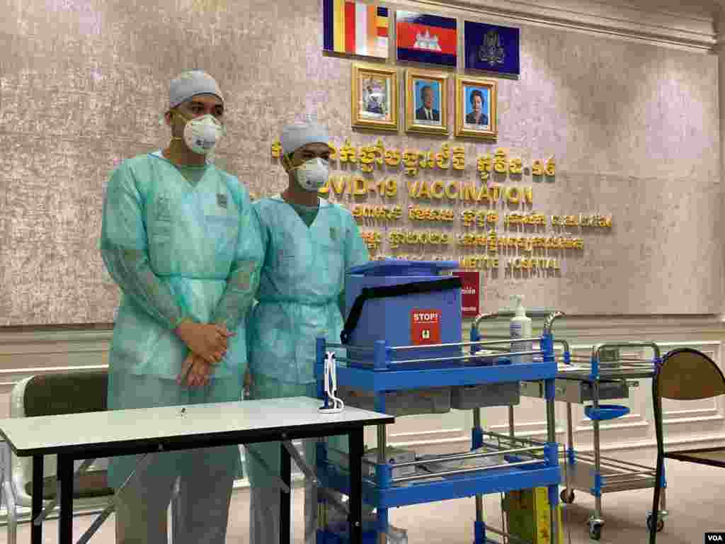 ក្រុម​គ្រូពេទ្យ​ ចាក់​វ៉ាក់សាំង​ស៊ីណូហ្វាម​ ​ដល់​ឥស្សរជន​ជាន់​ខ្ពស់​ នៅ​មន្ទីរពេទ្យ​កាល់ម៉ែត​ នៅ​ភ្នំពេញ​ ថ្ងៃ​ទី១០​ ខែ​កុម្ភៈ ឆ្នាំ​២០២១។ (ហ៊ាន សុជាតា​/វីអូអេ​)