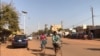 Une artère de la capitale, Ouagadougou, au Burkina Faso, le 30 mars 2020. (VOA/Lamine Traoré)