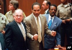 FILE - O.J. Simpson akionyesha furaha baada ya kukutwa hana hatia katika kesi ya vifo vya Nicole Brown Simpson na Ronald Goldman. Mawakili wake F. Lee Bailey, kushoto, na Johnnie L. Cochran Jr. wakiwa pamoja naye.(Myung J. Chun/Los Angeles Daily News via AP, Pool, File)