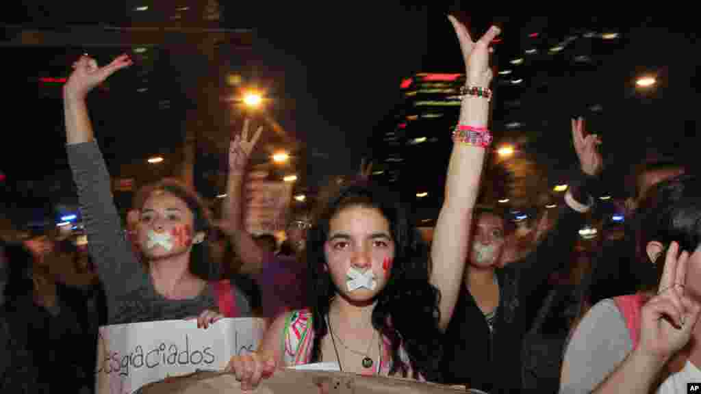 Para demonstran berbaris di jalanan Mexico City,&nbsp;memprotes pemerintah atas hilangnya 43 mahasiswa di negara bagian&nbsp;Guerrero (5/11).&nbsp;(AP/Marco Ugarte) 