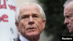 Peter Navarro, bivši savjetnik predsjednika Donalda Trumpa ispred sudnice u Washingtonu. (Foto: REUTERS/Leah Millis)