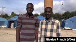 Babacar Sogoba et Sama Tounkara, des amis maliens qui ont quitté Bamako ensemble en 2014 pour tenter de rejoindre l'Europe. Ils posent pour VOA Afrique dans le centre d'accueil de la Croix rouge italienne derrière la gare de Tiburtina, à Rome, le 5 octobre 2015 (Nicolas Pinault/VOA).