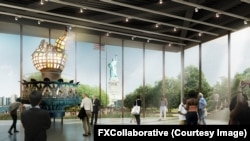 Bagian Interior – Dalam “Galeri Inspirasi” Patung Liberty, para pengunjung dapat melihat dari dekat obor asli yang berbobot 1.600 kg yang menjulang di atas Patung Liberty selama hampir satu abad [FX Collaborative]