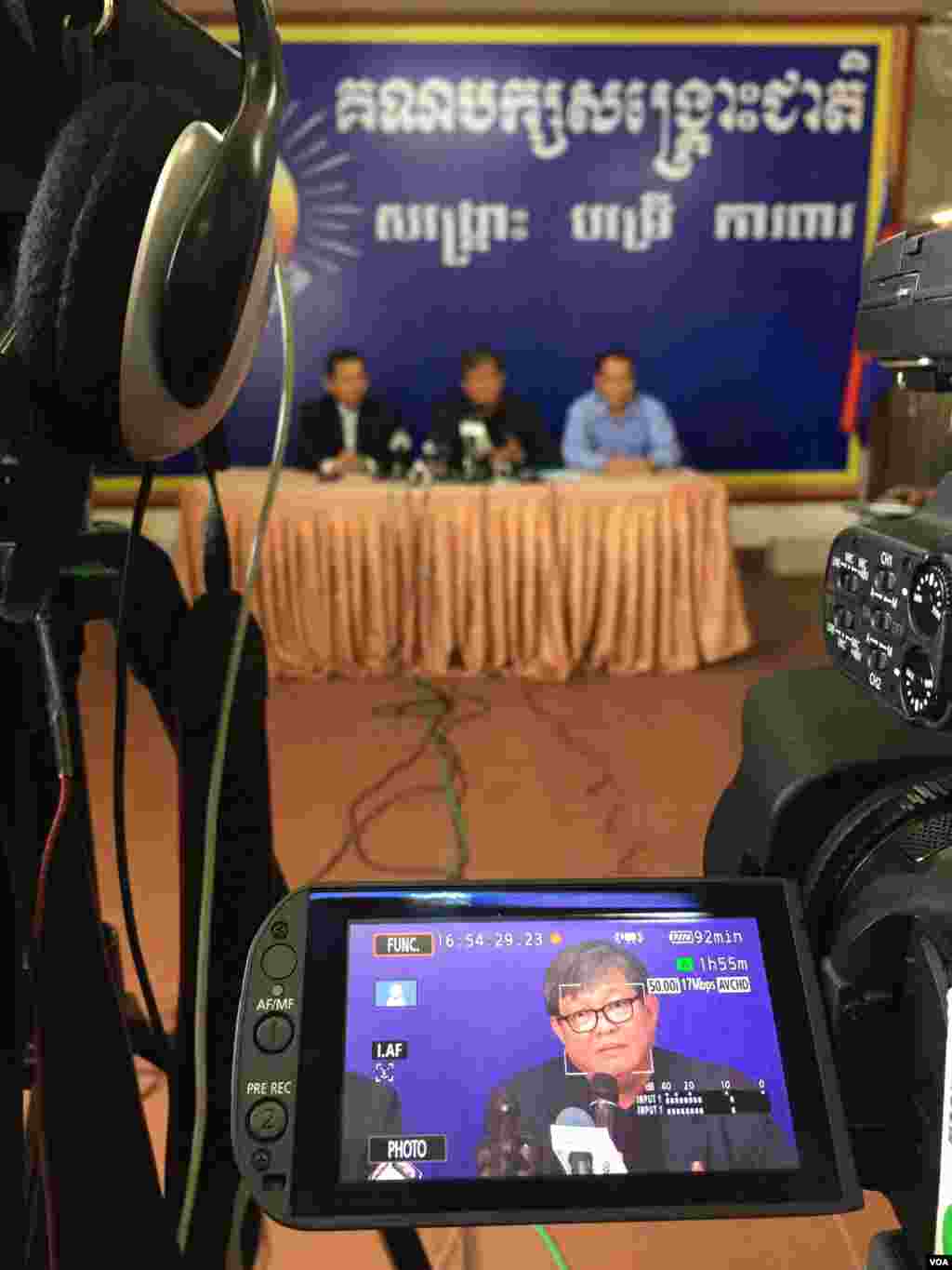 គណបក្ស​សង្គ្រោះ​ជាតិ​ប្រកាស​ធ្វើ​ពហិការ មិន​ចូលរួម​អង្គប្រជុំ​រដ្ឋសភា​ជាតិ​បោះឆ្នោត​ទាក់ទិន​នឹង​ករណី​តំណាងរាស្ត្រ អ៊ុំ សំអាន នៅ​ទីស្នាក់ការ​គណបក្ស​សង្គ្រោះ​ជាតិ​ កាល​ពី​ថ្ងៃ​អង្គារ​ ទី​១២​ ខែ​មេសា​ ឆ្នាំ​២០១៦។ (នៅ វណ្ណារិន/VOA)