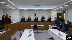 বার্লিনে ইউরোপজুড়ে অস্ত্র মজুদ সংগঠিত করার সন্দেহে অভিযুক্ত চারজন হামাস সদস্যের চেম্বার কোর্টে বিচারের সভাপতিত্ব করছেন বিচারক ডরিস হাশ। ২৫ ফেব্রুয়ারি, ২০২৫।