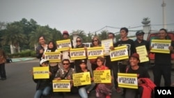 Aksi para peserta di pelataran Monumen Nasional di Jakarta Pusat, Rabu (12/9). (Foto: VOA/Ahmad B.)