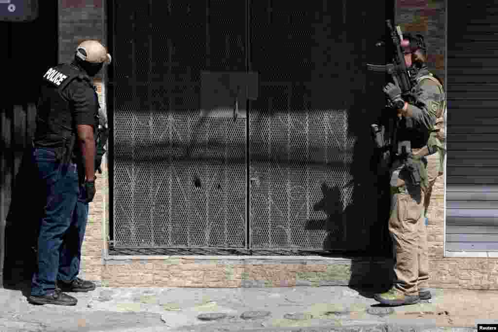 Ichki xavfsizlik agentlari hujjatsiz migrantlarni izlamoqda, Puerto-Riko.&nbsp;