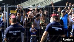 Migran Suriah di Roszke, Hungaria, dekat perbatasan dengan Serbia (foto: ilustrasi). 