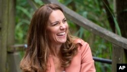 Kate Middleton atau Putri Wales mengunjungi Urban Nature Project di Natural History Museum, di London, 22 Juni 2021. (Foto: via AP)