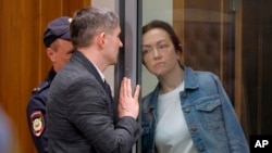 آلسو کورماشوا، روزنامه‌نگار دوتابعیتی روسیه‌ای-آمریکایی شاغل در رادیو اروپای آزاد/ رادیو آزادی.