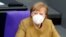 Tuy đã 67 tuổi nhưng theo qui định của Ủy ban đặc trách Tiêm chủng ở Đức, bà Merkel không nằm trong nhóm được ưu tiên chích ngừa.