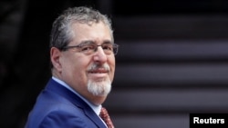 资料照：2024年1月4日，危地马拉当选总统贝尔纳多·阿雷瓦洛抵达洪都拉斯特古西加尔巴总统府，与希奥玛拉·卡斯特罗总统会面。（路透社）