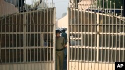 Un agent de la police indienne entrain de fermer les portes d'une prison à New Delhi, en Inde, 11 mars 2013.