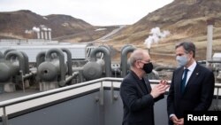 Menteri Luar Negeri AS Antony Blinken (kanan) berbincang dengan CEO Reykjavik Energy, Bjarni Bjarnason saat meninjau Pabrik Panas Bumi Hellisheidi, di Hengill, Islandia, 18 Mei 2021. (Foto: dok).
