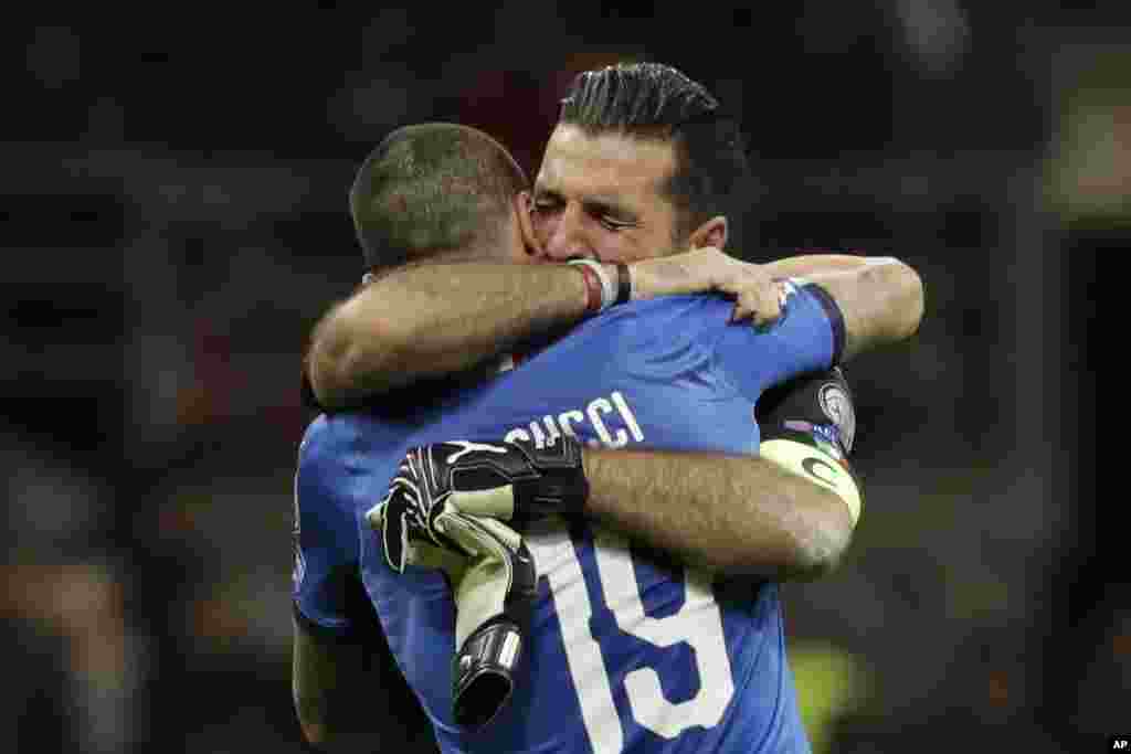 Le gardien de but italien Gianluigi Buffon et son coéquipier Leonardo Bonucci éliminés lors de la phase finale des éliminatoires de la Coupe du monde de football entre l&#39;Italie et la Suède, le 13 novembre 2017.