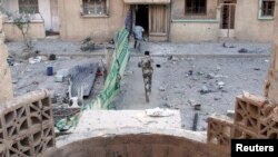 <p dir="RTL">با برنامه عمل نکردن هنگام سرو کردن غذا</p>
<p dir="RTL">پژوهشگران دانشگاه کورنل آمريکا، مردم را در بوفه رستوران تحت نظر گرفتند و دريافتند که تنها ۳۳ درصد مشتريان چاق تمام بوفه را دور زده و از همه آنچه که عرضه شده است ديدن می&zwnj;کنند و سپس برای خود غذا می&zwnj;کشند، درحالی&zwnj;که ۷۱ درصد مشتريان غيرچاق اين کار را می&zwnj;کنند. از اين&zwnj;رو، قبل از اقدام به کشيدن غذا برای خود، ابتدا چرخی بزنيد و از همه بوفه ديدن کنيد تا بيش از اندازه برای خود غذا برنداريد.&nbsp;</p>
