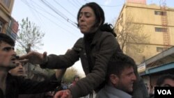 Demonstran di Sulaimaniyah turun ke jalan, Minggu (17/4).