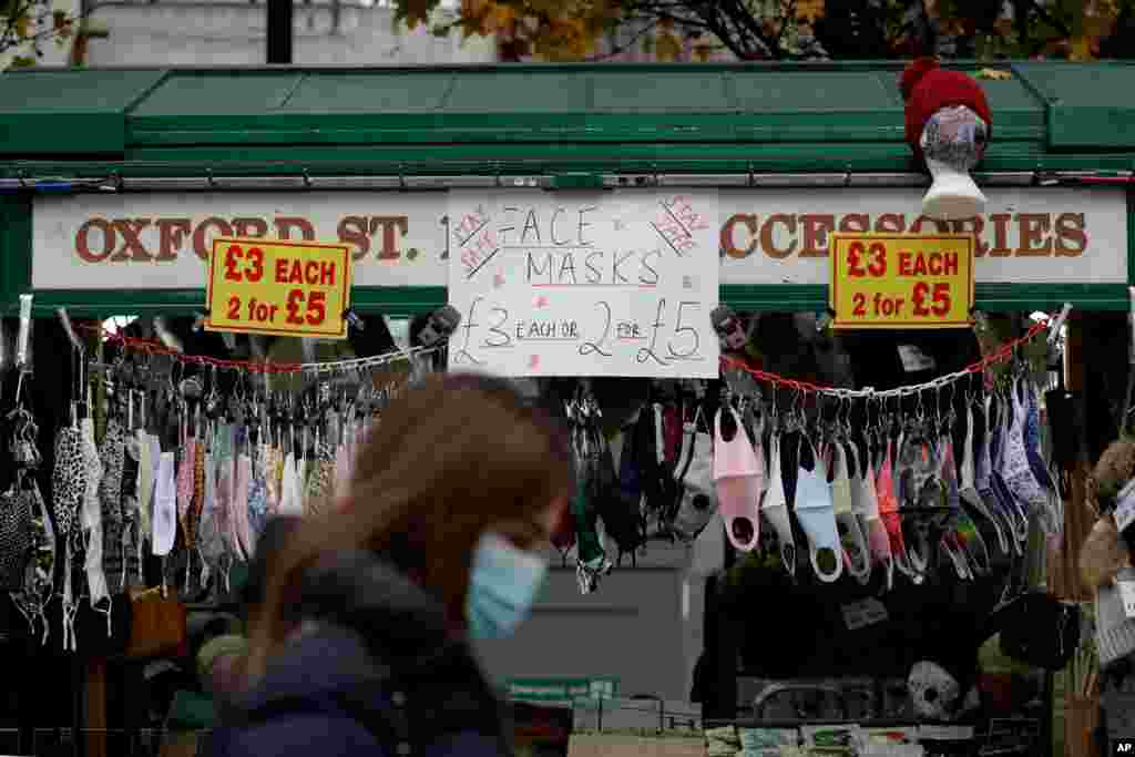 영국 런던의 옥스퍼드가의 한 가게에서 마스크를 팔고 있다. 신종 코로나바이러스로 인해 실시된 영국의 2차 봉쇄가 자정에 해제되면서 비필수 업소들이 다시 문을 열었다. 