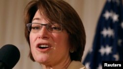 សមាជិកព្រឹទ្ធសភាអាមេរិក​ លោកស្រី​ Amy Klobuchar (ខាងលើ) នឹង​ចូល​រួម​ជាមួយ​លោកស្រី​ Claire McCaskill​ នៅ​ក្នុង​ដំណើរ​បេសកកម្ម​ទៅ​ប្រទេស​គុយបា​។