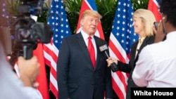 Specijalni dopisnik Glasa Amerike Greta Van Sasteren intervjuiše predsjednika Trumpa u Singapuru, 12. avgusta 2018. (Foto: Bela kuća)