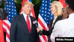 រូបឯកសារ៖ អ្នករាយការណ៍ពិសេសឲ្យវីអូអេគឺអ្នកស្រី Greta Van Susteren កំពុងសម្ភាសលោកប្រធានាធិបតី ដូណាល់ ត្រាំ នៅប្រទេសសិង្ហបុរី កាលពីថ្ងៃទី១២ ខែសីហា ឆ្នាំ២០១៨។