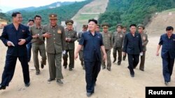 북한 김정은 국방위원회 제1위원장이 강원도의 마식령스키장 건설현장을 방문했다고 조선중앙통신이 18일 보도했다.