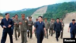 김정은 제1위원장이 마식령 스키장 건설현장을 둘러보고 있다. (자료사진)