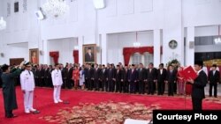 Presiden Joko Widodo (kanan) melantik Anies Rasyid Baswedan dan Sandiaga Uno sebagai Gubernur dan Wakil Gubernur DKI Jakarta periode 2017-2022 di Istana Negara, Jakarta, 16 Oktober 2017. (Foto courtesy: Setpres RI)