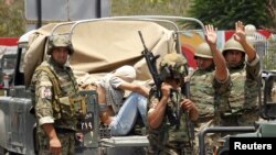 Tentara Lebanon berhasil menangkap seorang bersenjata di Sidon, selatan Lebanon (24/6). Kantor berita Lebanon melaporkan sedikitnya 12 tentara tewas dalam pertempuran di wilayah tersebut.