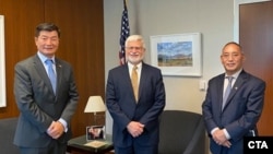 Dr. Lobsang Sangay, presiden Adminstrasi Pusat Tibet, bertemu Koordinator Khusus AS Urusan Tibet, Robert Destro, di Gedung Putih, Washington, Jumat, 20 November 2020. 