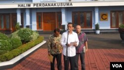 Presiden Joko Widodo mengumumkan panitia seleksi calon komisioner KPK di Bandara Halim Perdanakusuma, Jakarta (21/5). (VOA/Andylala Waluyo)