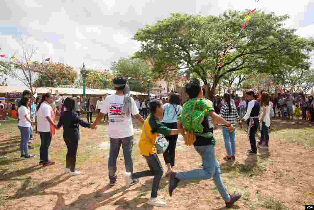 យុវជន​កម្ពុជា​កំពុង​លេង​ល្បែង​ប្រជាប្រិយ​នៅក្នុង​កម្មវិធី«​បុណ្យភូមិ» ​ក្នុង​វត្ត​ទួល​ក្រសាំង​ ក្នុង​ខេត្ត​កណ្តាល​ នៅ​ថ្ងៃទី​៧ ខែ​មេសា​ ឆ្នាំ​២០១៧។ (ហ៊ាន សុជាតា/ VOA)